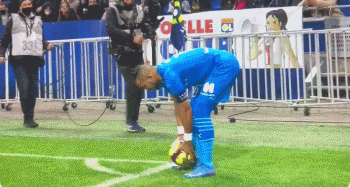 维尔茨加盟利物浦后表现低迷，仅1次进球被判乌龙，未能兑现预期。