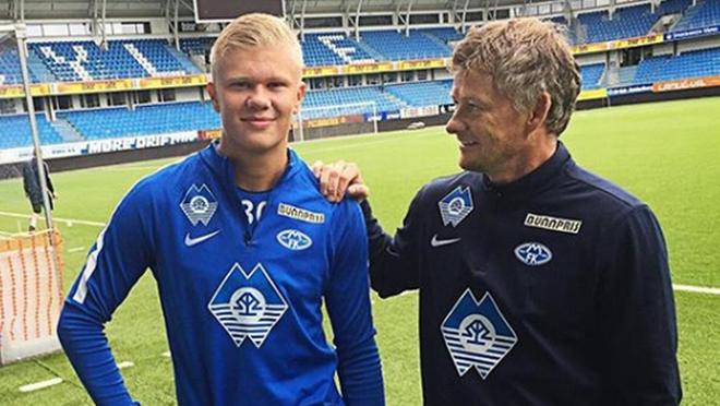 博主：客战广岛三箭申花远征军约300人，而且带着鼓（博主称申花客战广岛三箭约300名远征球迷携鼓助威）