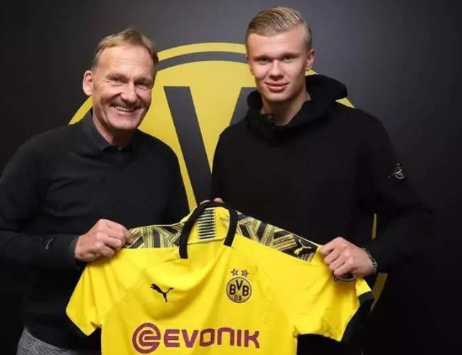 欧冠夺冠赔率：利物浦1赔5居首 3强并列紧追（欧冠冠军赔率更新：利物浦以1赔5领跑，三强并列紧随其后）