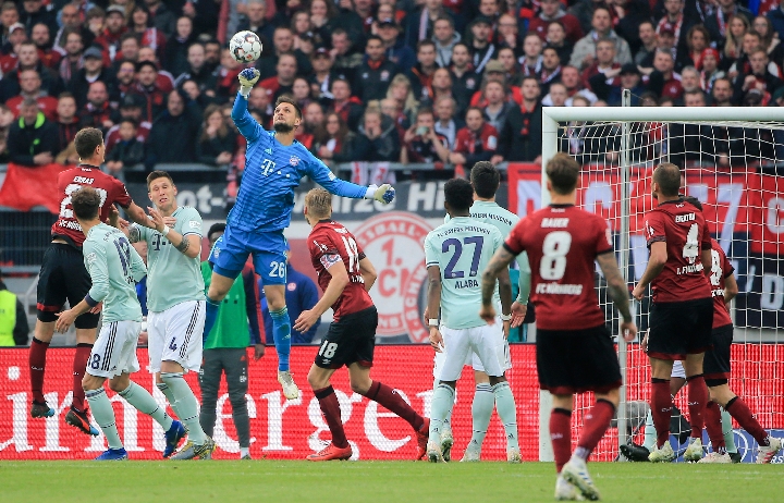 外媒：下赛季欧冠联赛阶段用球将采用白+薄荷绿+紫创新配色