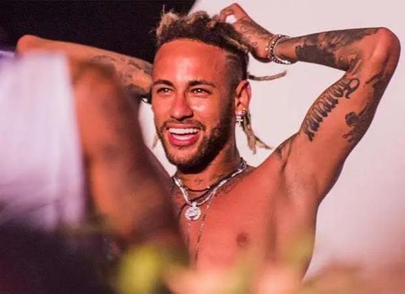 曼联最艰难时刻迎击阿森纳 数据示梦剧场沦陷（曼联低谷迎战阿森纳 数据预示梦剧场恐失守）