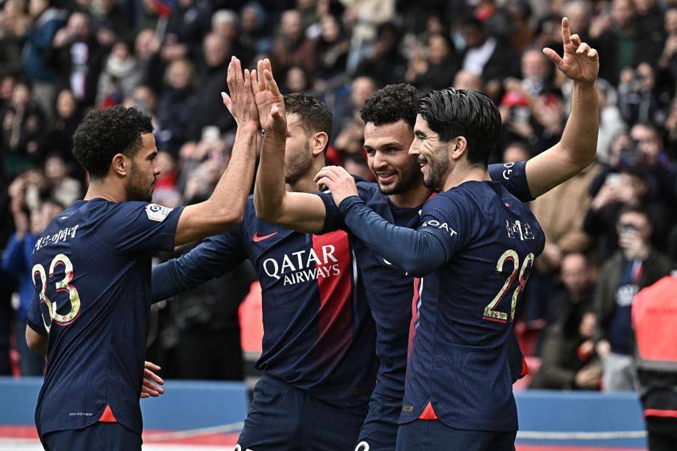 足坛共17位亿欧先生：英超西甲各7人 德甲2人法甲1人 意甲0人（足坛17名亿欧球员分布：英超、西甲各7人，德甲2人，法甲1人，意甲0人）