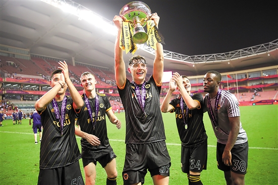 新鹏城推出与深圳本土潮流品牌COSTS联名限定球衣，售价799元