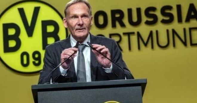 邓涵文因经济保障和新东家前景决定离开武汉三镇，加盟云南玉昆，成为球队核心球员。