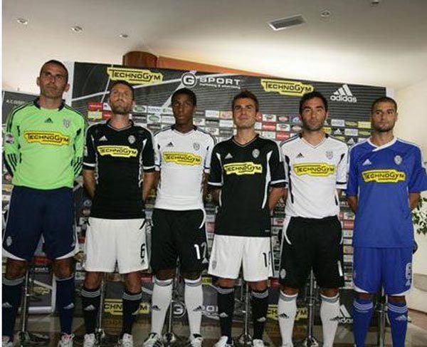 尼斯vs罗马欧联比赛期间法国警方拘捕102名球迷，并缴获很多武器（法国警方在欧联尼斯对罗马比赛期间拘捕102名球迷并缴获大量武器）