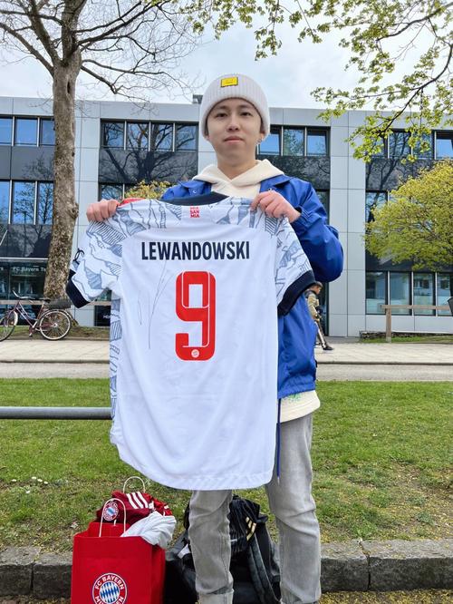 报16连胜终结之仇！凯恩破门追平姆巴佩，拜仁3-2柏林联合三线狂飙